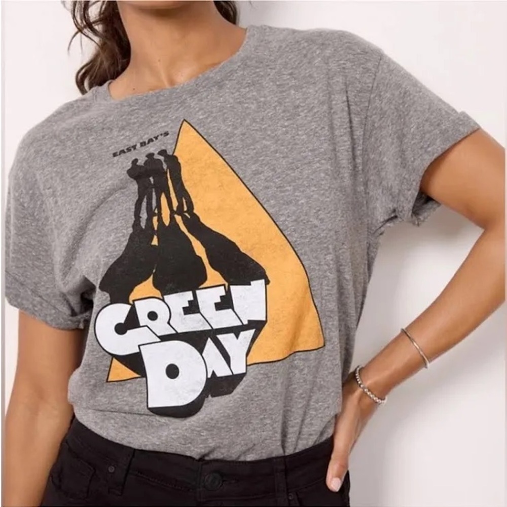 Evereve Gray Graphic Short Sleeve Tee